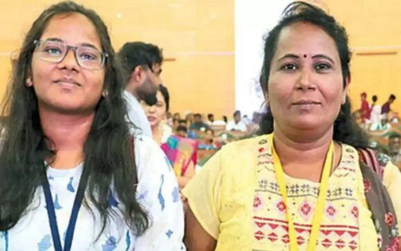 ଏକାଥରରେ ନିଟ୍‌ ପାସ୍‌ କଲେ ମାଆ, ଝିଅ